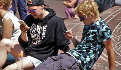 Adolescentes con un smartphone