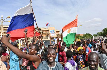 Simpatizantes del golpe militar ondeaban banderas de Níger y Rusia, el domingo en Niamey.