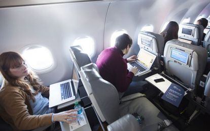 Periodistas prueban el servicio wifi a bordo de JetBlue.