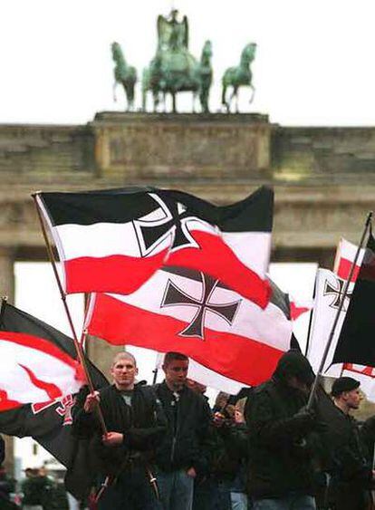 Jóvenes de extrema derecha se manifiestan en Berlín en 2000.