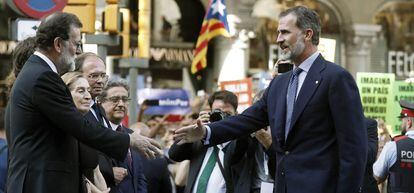 El rey Felipe VI saluda al presidente del Gobierno, Mariano Rajoy.