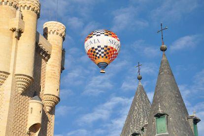 Vuelo en globo sobre el alcázar de Segovia, organizado por Siempre en las Nubes.