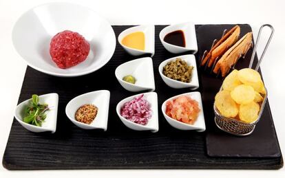 En el restaurante madrileño El 38 de Larumbe las patatas suflé acompañan el 'steak tartar'.