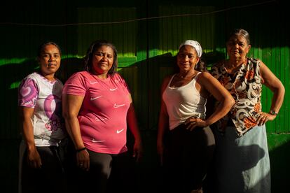 Lisney Esterilla, Victoria Hurtado, Mélida Hurtado y Raquel Rodríguez son mineras artesanales desplazadas del departamento de Nariño, Colombia. Ellas se niegan a ser consideradas mineras ilegales y luchan porque su trabajo sea reconocido y respetado por las autoridades para evitar un nuevo desplazamiento como el sufrido años atrás desde El Patía, en el departamento de Nariño.