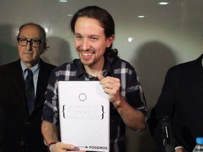 Pablo Iglesias (en el centro de la imagen) ense&ntilde;a las propuestas econ&oacute;micas de Podemos, elaboradas por Vin&ccedil;ent Navarro (izquierda) y Juan Torres.