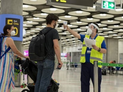 Control de temperatura a viajeros en el aeropuerto de Madrid-Barajas en julio de 2020.