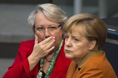 La ministra Schavan y la canciller el pasado octubre en el Bundestag.
