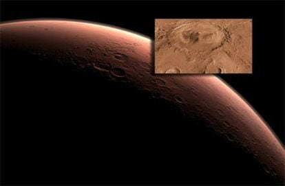 Imagen del cráter Gale, en el que debe aterrizar el <i>Curiosity </i> en agosto de 2012, sobre una fotografía de Marte.