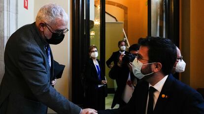 El nuevo presidente del CAC, Xevi Xirgo (izq.), saluda al presidente de la Generalitat, Pere Aragonès.
