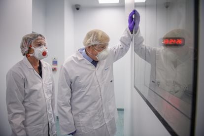 Boris Johnson, este jueves, durante su visita a un laboratorio de biotecnología en Escocia.