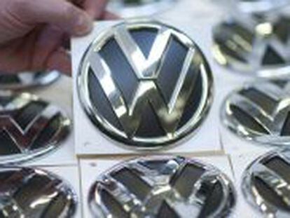 En la imagen, logotipo de Volkswagen en Wolfsburgo (Alemania). 