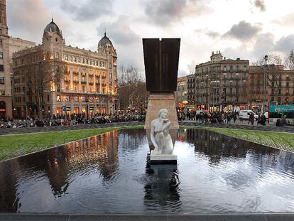 Las fuentes y los estanques de la plaza de Catalunya de Barcelona volvieron a lucir ayer como hace un año: llenos de agua.