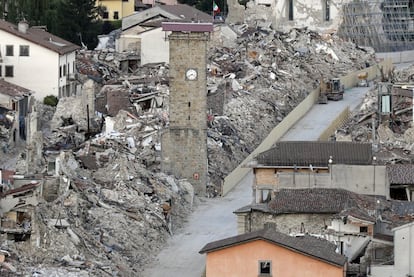 Amatrice, localidad del centro de Italia que quedó sepultada bajo los escombros tras el seísmo del 24 de agosto del pasado año, trata de recuperarse y atraer de nuevo al turismo con la apertura de un cine, un centro comercial y un área de restauración. En la imagen, vista de los edificios dañados en el centro de Amatrice.