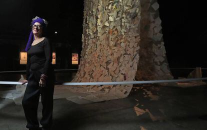 La artista Elena del Rivero en su muestra en Naves Matadero.