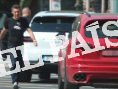 El presunto narco Juan Andrés Cabeza se dirige a un Porsche rojo, en Alicante, en agosto de 2018