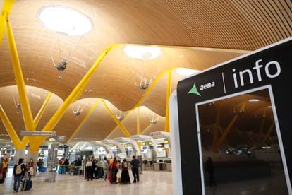 Viajeros en el área de facturación de la Terminal 4 del aeropuerto de Madrid-Barajas.