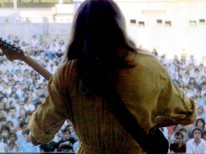 Rosendo Mercado, al frente de Leño, actuando en el Parque de Atracciones de Madrid en 1979. En vídeo, algunas de las canciones que se grabaron para la discográfica Chapa.