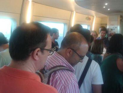 Viajeros en el vagón cafetería del AVE Alicante-Madrid del domingo a las 20 horas en una imagen captada con el móvill de un viajero.
