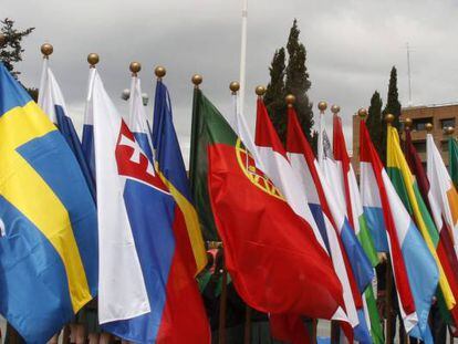 Banderas de distintos países bajo la de la UE.