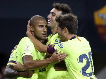 Munir y Sergi Roberto felicitan a Rafinha por su gol a la Roma.