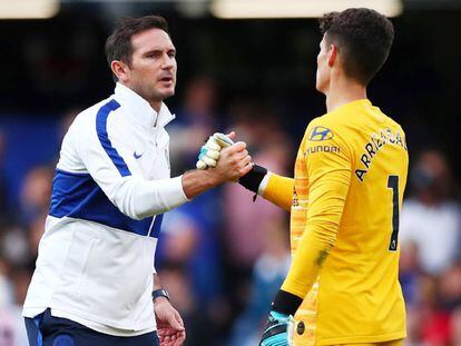 Lampard felicita al portero español Kepa tras un partido de la Premier League contra el Leicester.
