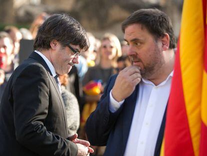 El presidente catal&aacute;n, Carles Puigdemont (izq.) y el vicepresidente Oriol Junqueras, en un acto en Barcelona.