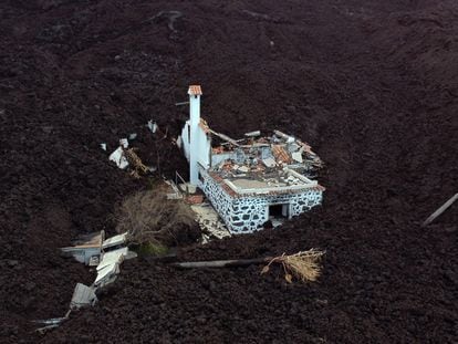 Vivienda rodeada por los restos de la erupción, el 16 de diciembre en La Palma.
