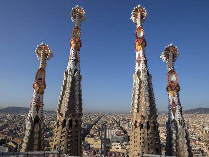 Quatre torres de la Sagrada Família, amb Barcelona al fons.