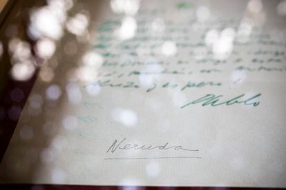 Detalle de una carta escrita por Pablo Neruda.