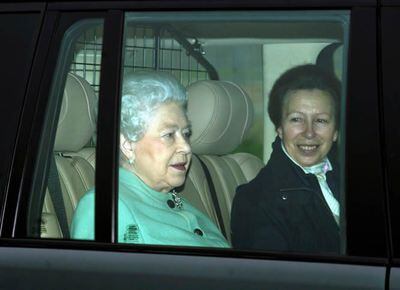 La reina de Inglaterra llega al hospital acompañada de la princesa Ana