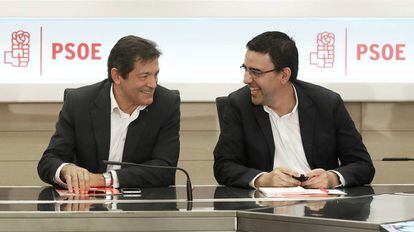 Reunión de la Comision Gestora del PSOE, presidida por Javier Fernández, en la imagen junto a Mario Jiménez.