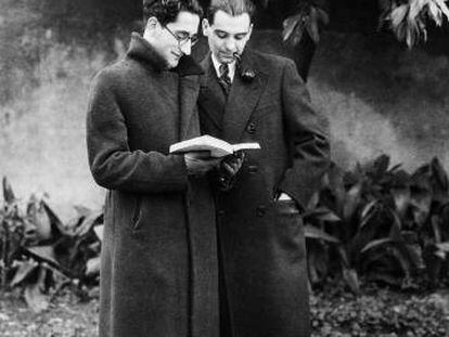 Joan Teixidor (esquerra) i Martí de Riquer, companys de generació poètica, al jardí de la casa del segon a Barcelona, a principis del 1936.