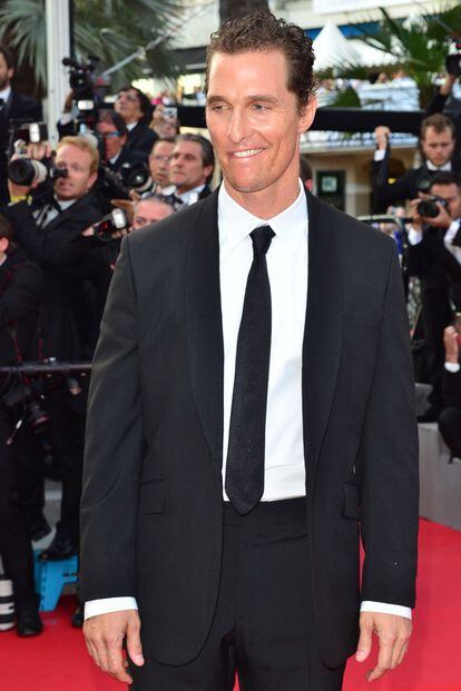 Matthew McConaughey muy elegante con traje negro y corbata.