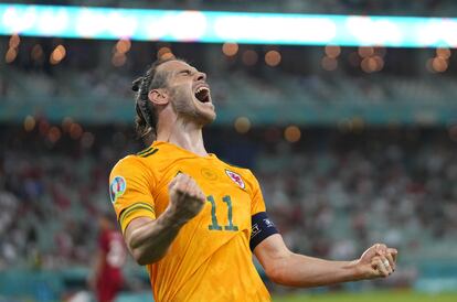 Gareth Bale celebra el 2-0 de Gales a Turquía.