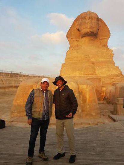 Will Smith posa con Zahi Hawas durante su visita a Egipto, en una imagen publicada en la cuenta de Facebook del arqueólogo.