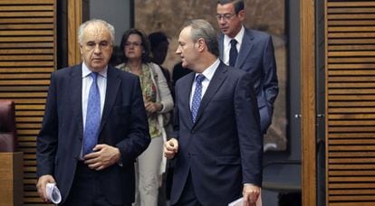 El exconsejero de Solidaridad Rafael Blasco con el presidente del Consell Alberto Fabra en las Cortes Valencianas. 