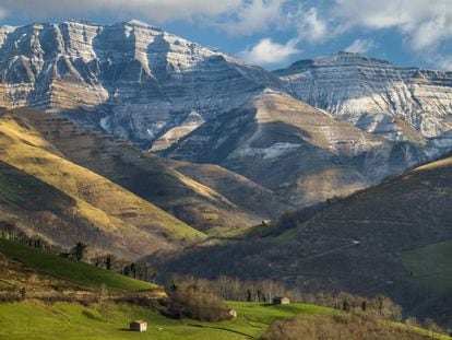 Vista del monte Castro Valnera, en la comarca de los Valles Pasiegos (Cantabria).