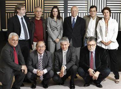 El jurado de los Premios Ortega y Gasset, ayer en Madrid. De izquierda a derecha y de arriba abajo: Juan Luis Cebrián, José Luis Gómez, Cristina Iglesias, Emilio Lledó, José María Ridao, Montserrat Domínguez, Juan Cruz, Jesús Ceberio, Javier Moreno y Joaquín Estefanía.