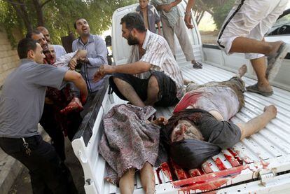 Muertos y heridos en un bombardeo aéreo llegan a un hospital de campaña en Azaz, a 47 km al norte de Alepo.