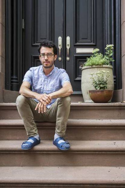 Jonathan Safran Foer posa a la entrada de su casa en Brooklyn el pasado agosto.