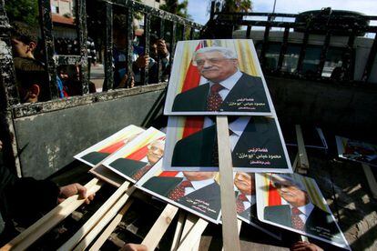 Pancartas con el rostro del líder palestino Mahmud Abas, durante una manifestación en Yenín.