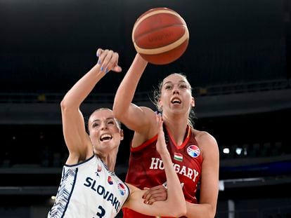 Bernadett Hatar, de Hungría (derecha) disputa el balón con Ivana Jakubcova durante esta edición del Eurobasket femenino, en Liubliana (Eslovenia)