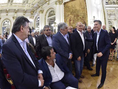 El presidente de Argentina, Mauricio Macri, se acerca a saludar a sindicalistas el pasado jueves tras anunciar una rebaja tributaria. 