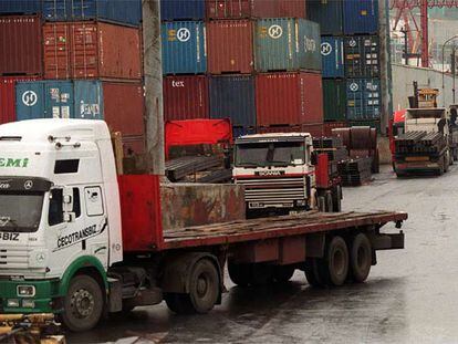 Varios camiones cargan contenedores en el Puerto de Bilbao.