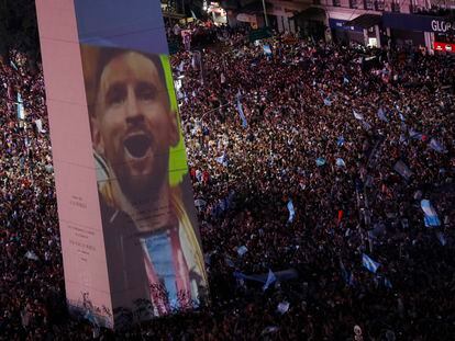 Miles de aficionados argentinos celebran el triunfo de la selección en el Mundial de Qatar, el domingo en Buenos Aires.