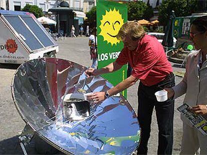 Imagen de la cocina solar que Los Verdes instaló ayer en Sevilla.
