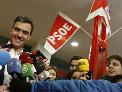 Pedro Sanchez Secretario General del Psoe, vota para ratificar el acuerdo con Ciudadanos en la agrupaci&oacute;n socialista de Pozuelo.