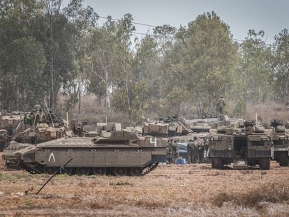 Tanques y vehículos militares en la zona fronteriza de Gaza. Getty Images
