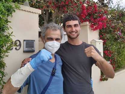 Josep Tari es recibido por su hijo menor, Dani, tras abandonar el hospital de Llíria y superar a la covid-19.