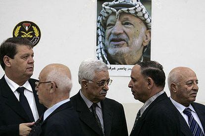 El presidente interino de Palestina, Rouhi Fatú (izquierda), el nuevo líder de la OLP, Mahmud Abbas (centro), y el primer ministro palestino, Ahmed Qurei (derecha), ayer.